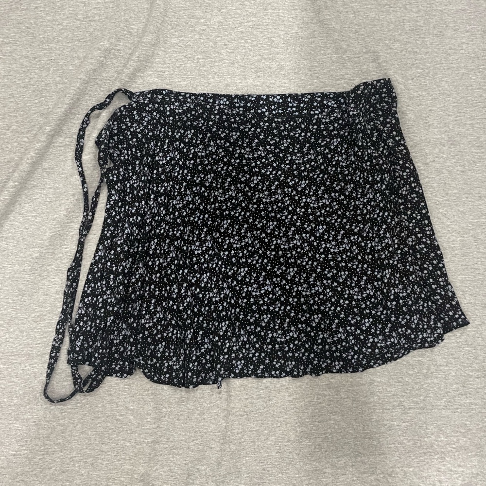 Floral print tie up skirt
